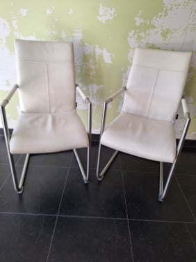 Twee eetkamerstoelen