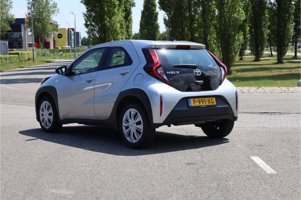 Toyota Aygo x 1.0 vvt-i mt play i achteruitrij camera i acc i airco i apple