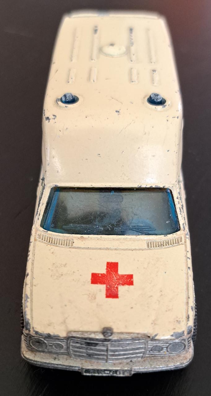 SIKU 1613 Mercedes Benz 200 Ambulance zonder brancard  - 1-55 - 1981