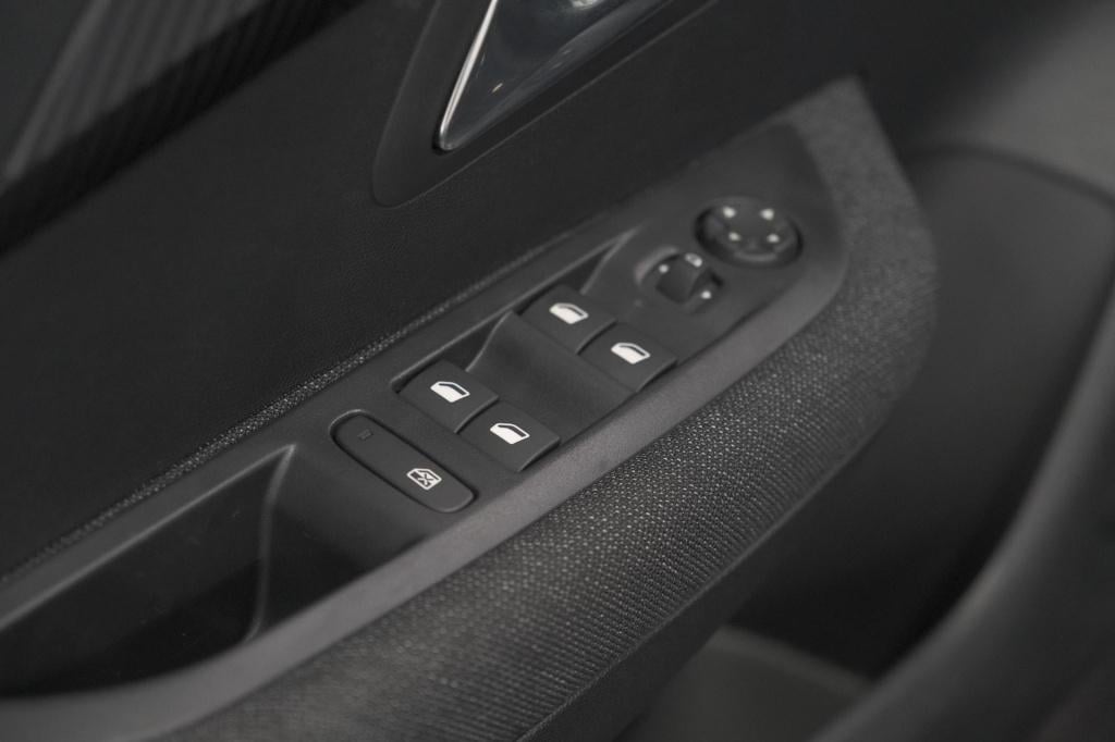 Peugeot 208 1.2 hybrid 110 e-dcs6 style | direct leverbaar | apple carplay 