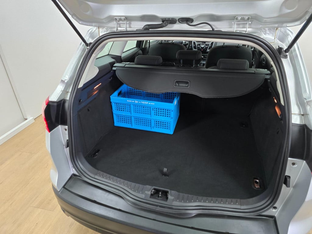 Ford Focus wagon stationwagen titanium luxe versie met cruisecontrol en blu