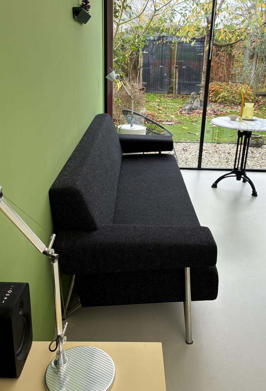 Bank, merk CLOAK. Kleur is antraciet