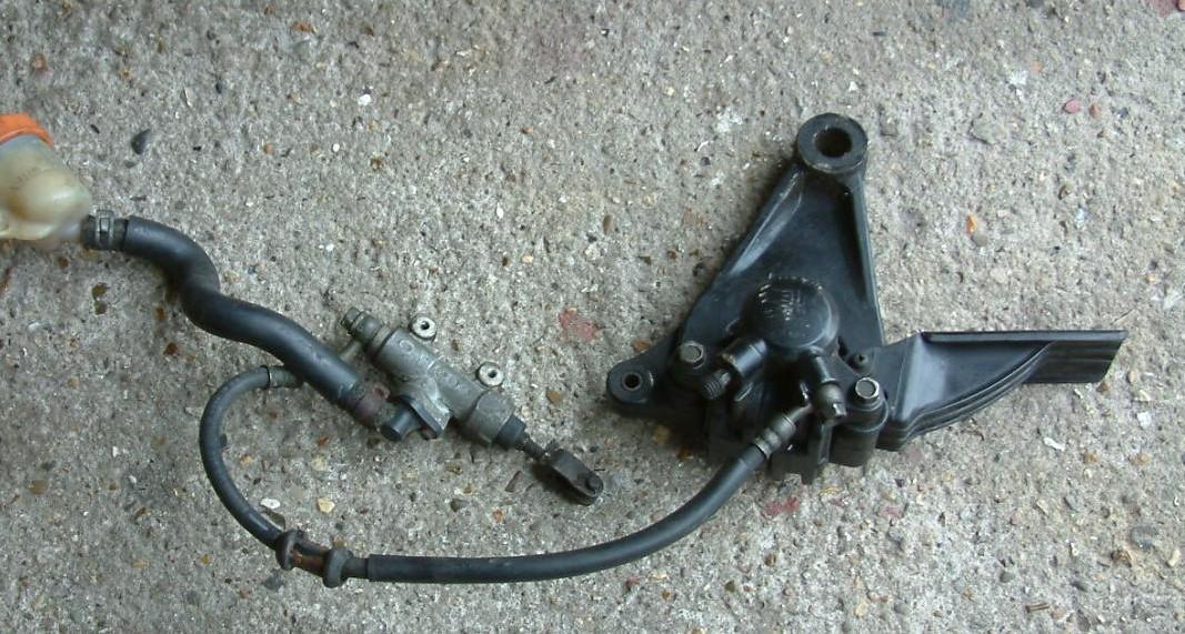 Veel gedemonteerde honda bol dor  en cb onderdelen -en gestrand project