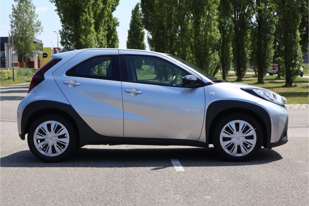Toyota Aygo x 1.0 vvt-i mt play i achteruitrij camera i acc i airco i apple