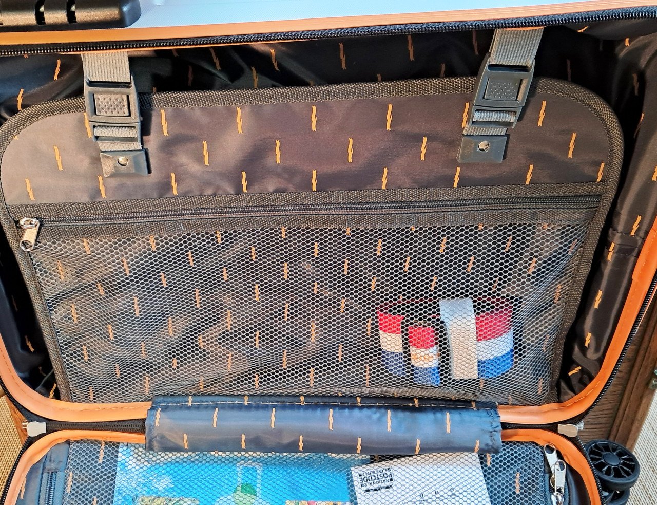 2 nieuwe compacte rolkoffers