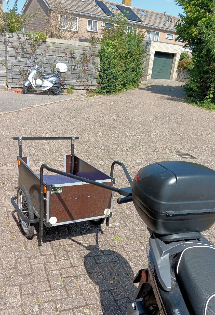 Kymco people S 4 takt bouwjaar 2012 met topkoffer en bagagekar.