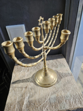 Prachtige joodse chanoekia negenarmige kandelaar van messing...