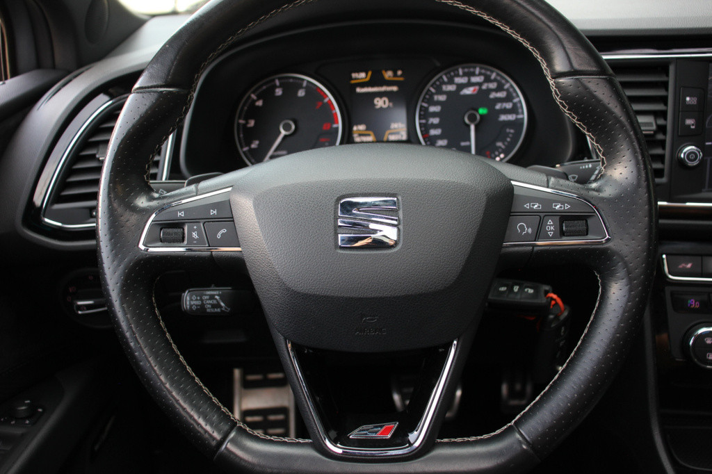 Seat Leon Sportstourer st 2.0 tsi cupra 300 4drive | pano. | camera | 301pk