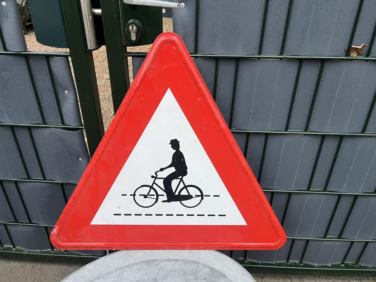 2 Verkeersborden, metaal, antiek