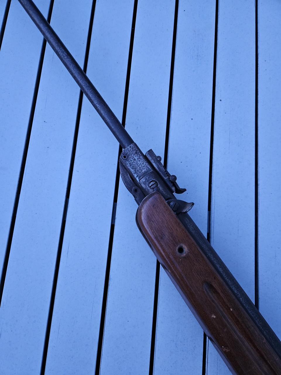 Mooie nog werkende goede oude luchtbuks...