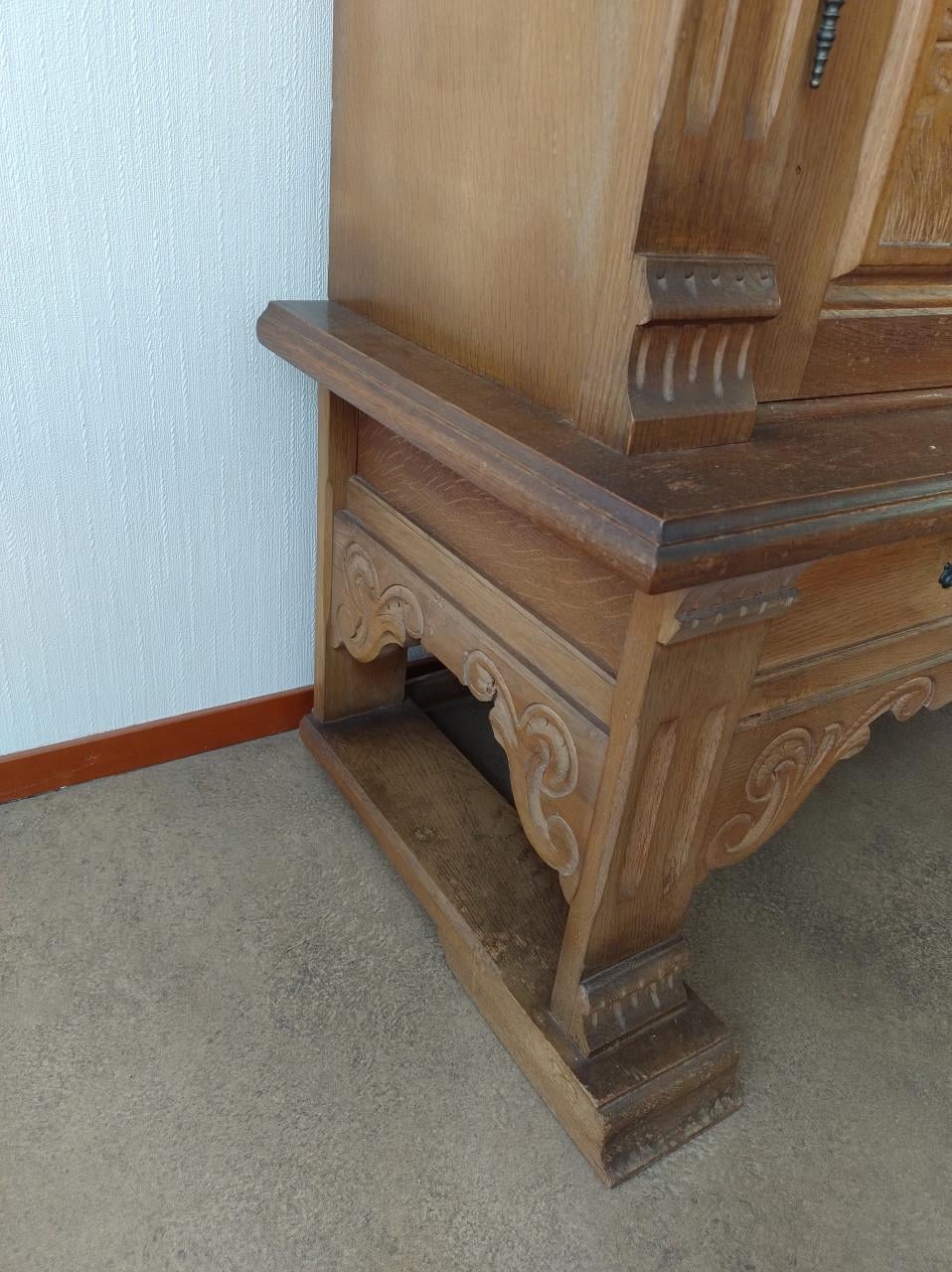 Antieke eikenhouten buffetkast met prachtig houtsnijwerk!
