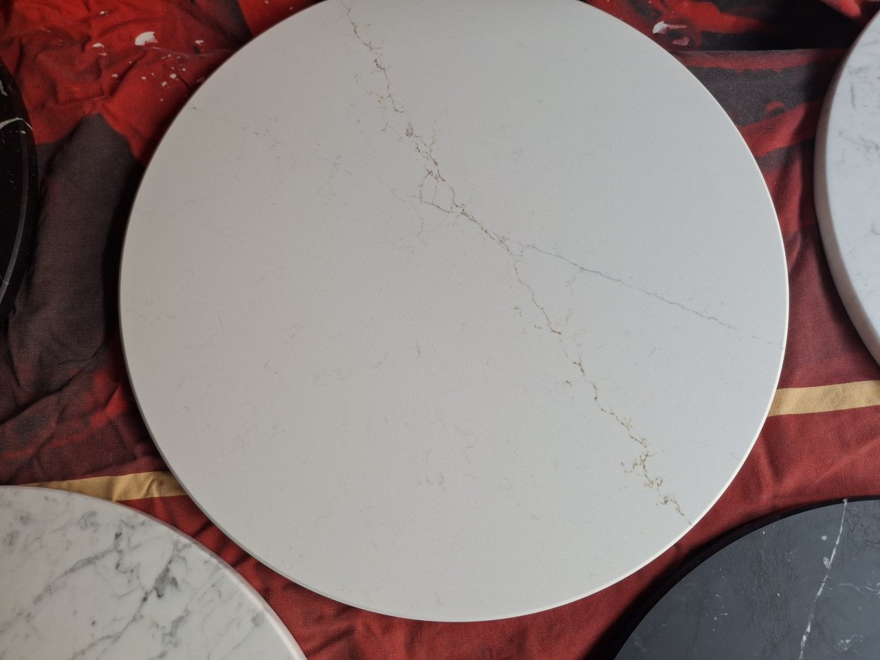 Tafelbladen rond marmer