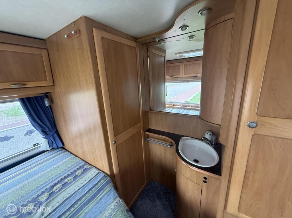 Hymer Onbekend b574 – ruime integraalcamper met vast bed én riant hefbed