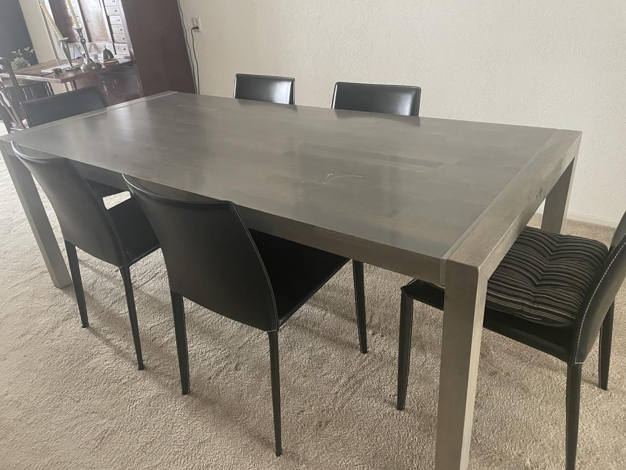 Eethoek (houten tafel 2 meter en leren stoelen)