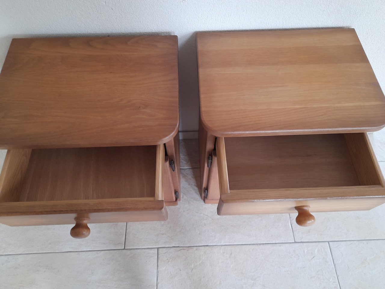 2  massief houten Nachtkastjes    45 x 34 x 62H  (z.g.a.n.)