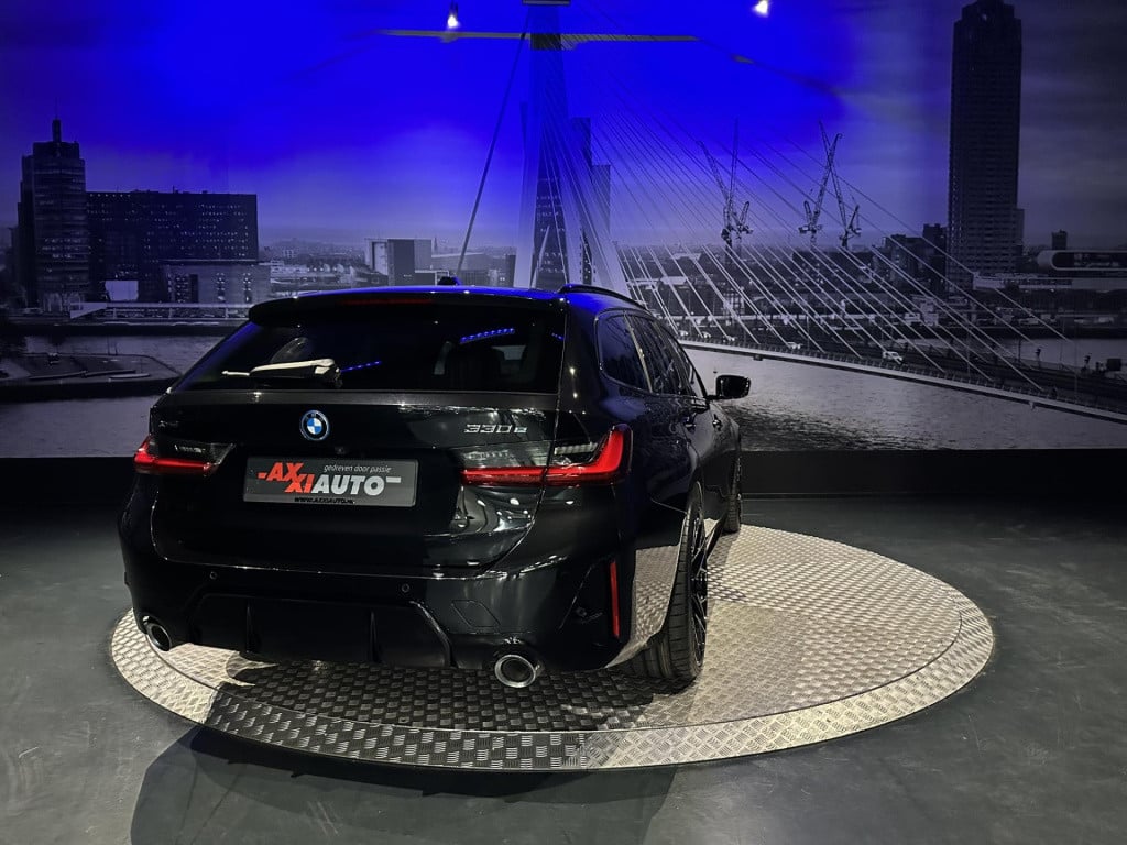 BMW 3-serie touring 330e xdrive *pano*360camera*sportstoelen*laser*