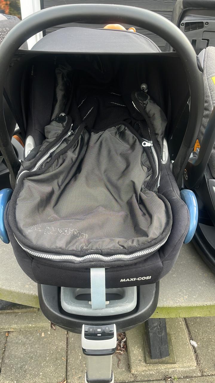 Maxicosi, met voetenzak en familyfix