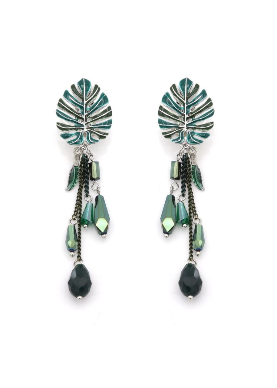 Oorclips met groen blad en kristal hangers aan een kettinkje