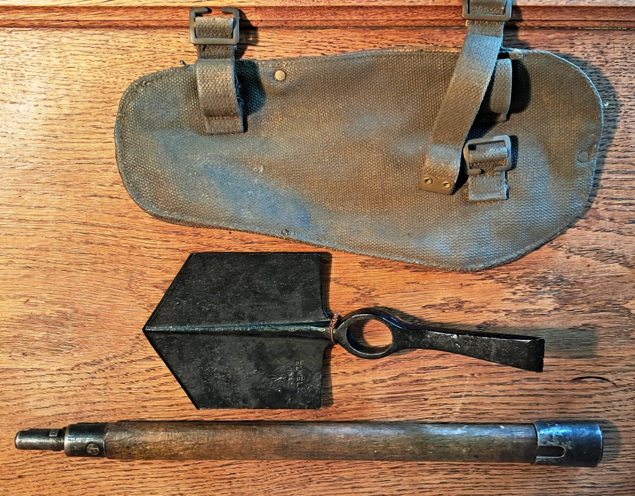 Militair WO2 Engelse pioniersschep 1942 Elwell Pick & Shovel in foudrail