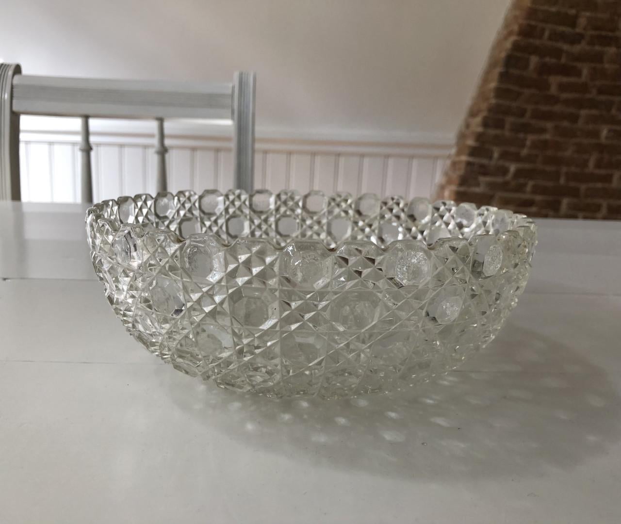 Mooie brocante gedetailleerde schaal van geperst glas