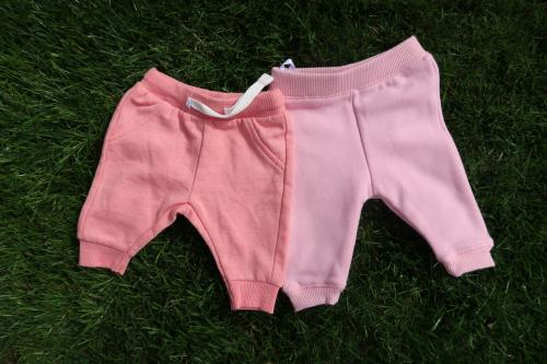 Baby broekjes (zijn nieuw) Kleur zalm en roze, maatje 50 voor €1,00 per st.