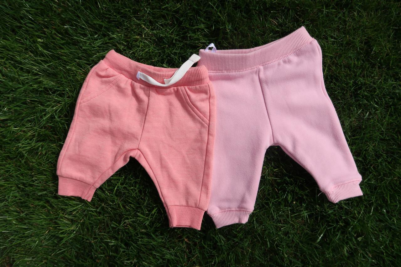 Baby broekjes (zijn nieuw) Kleur zalm en roze, maatje 50 voor €1,00 per st.