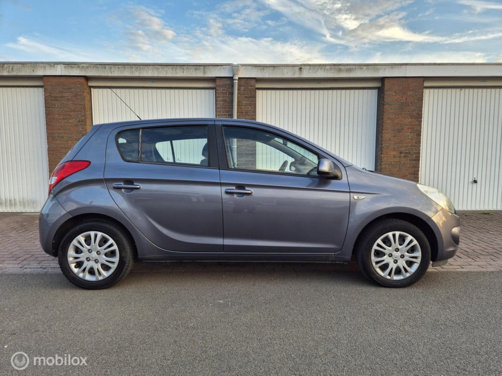 Hyundai I 20 1.2i dynamicversion / 5-deurs / dealeronderhouden/ airco / par
