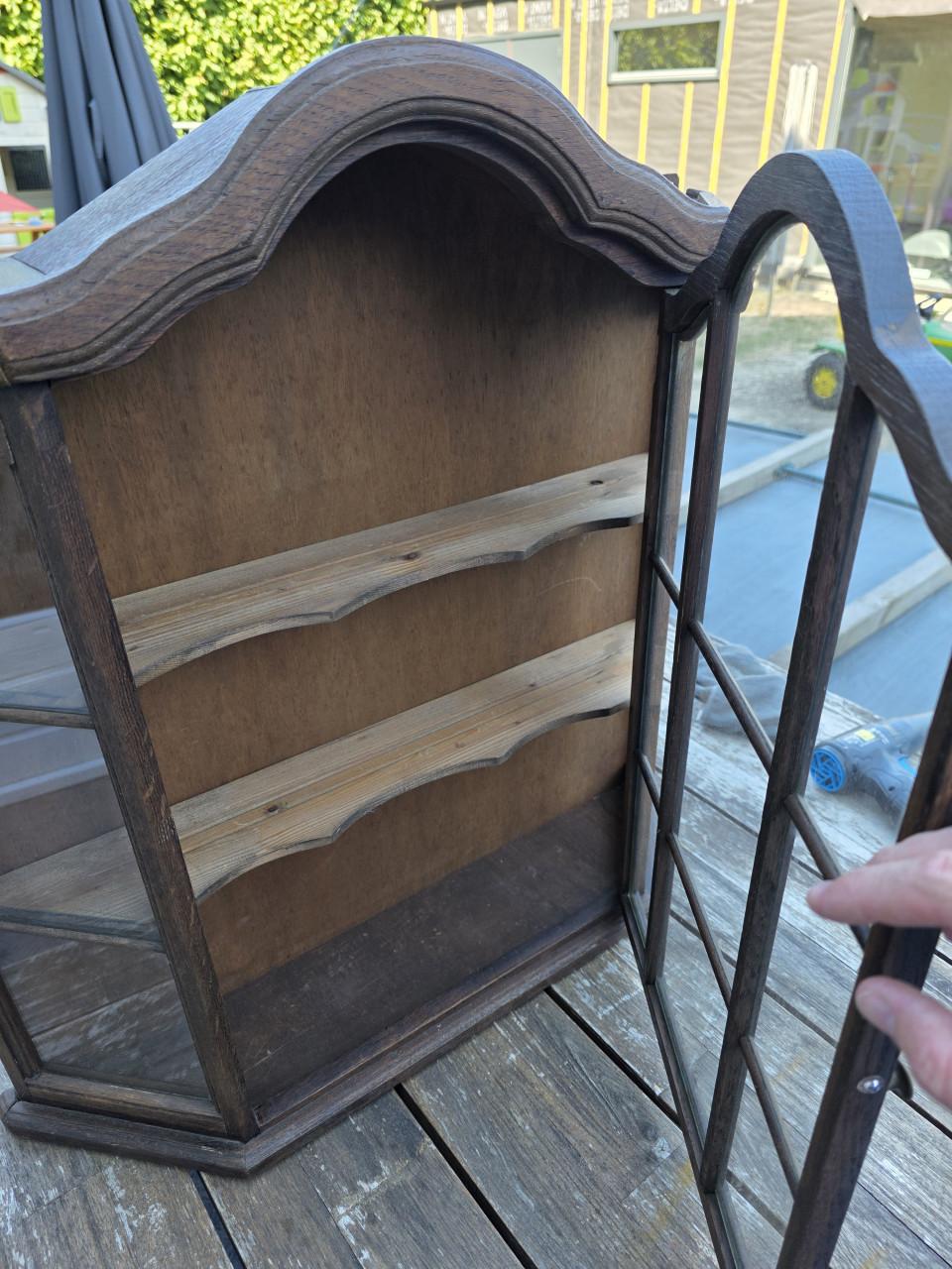 Antiek houten wandvitrinekast met gebogen kroonlijst