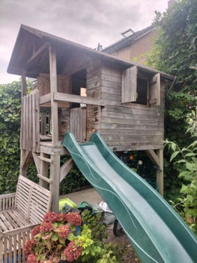 Tuinhuisje met glijbaan.