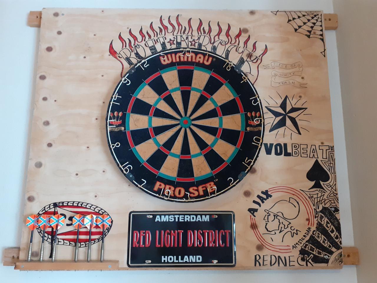 DARTBORD met toe behoren