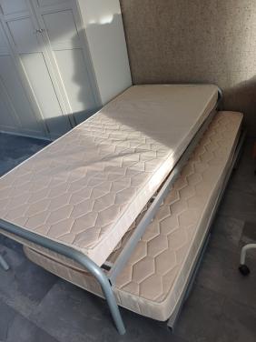 Onderschuifbed met matrassen