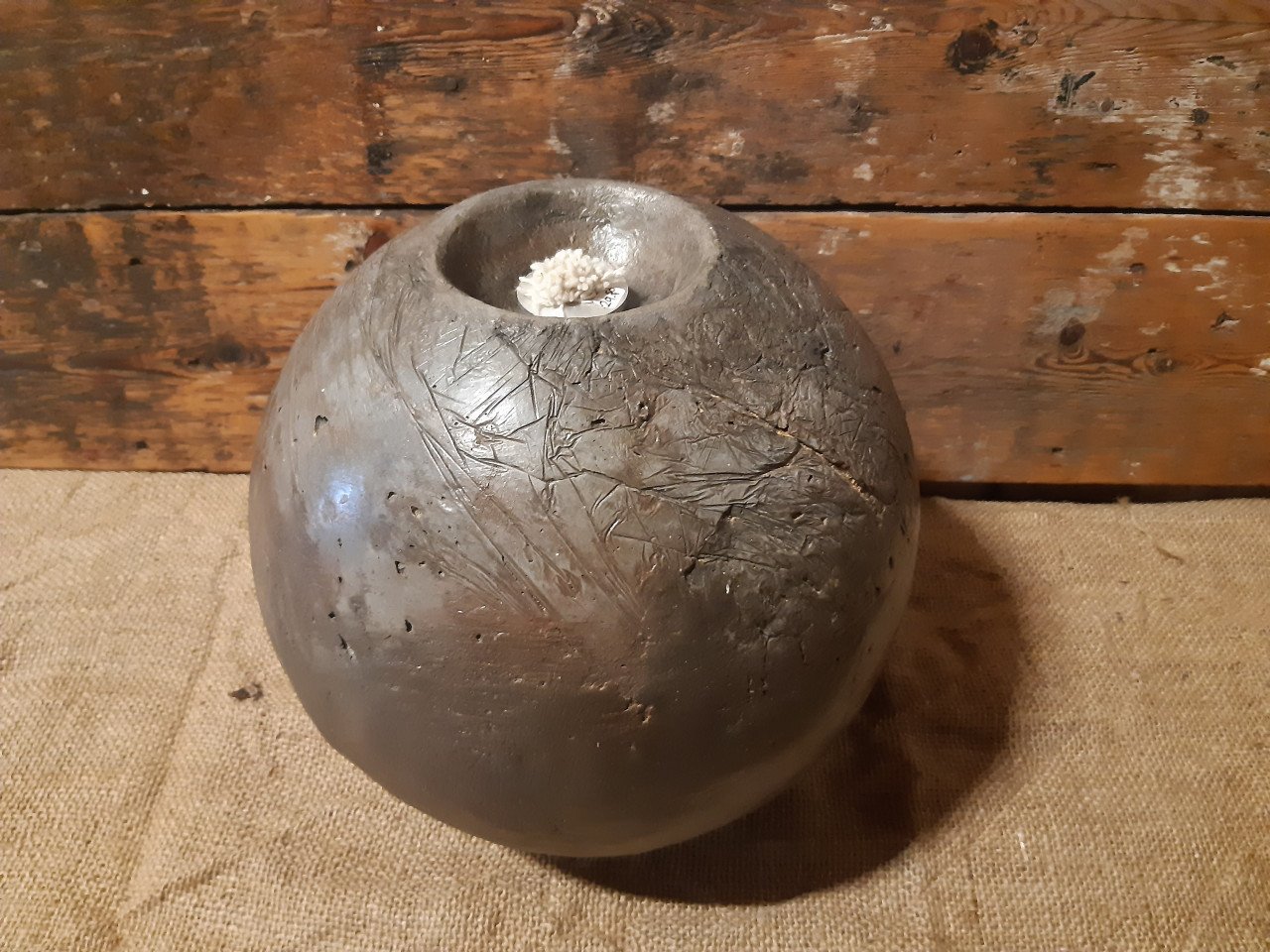 Betonnen olielamp of vaas en diverse kaarshouders