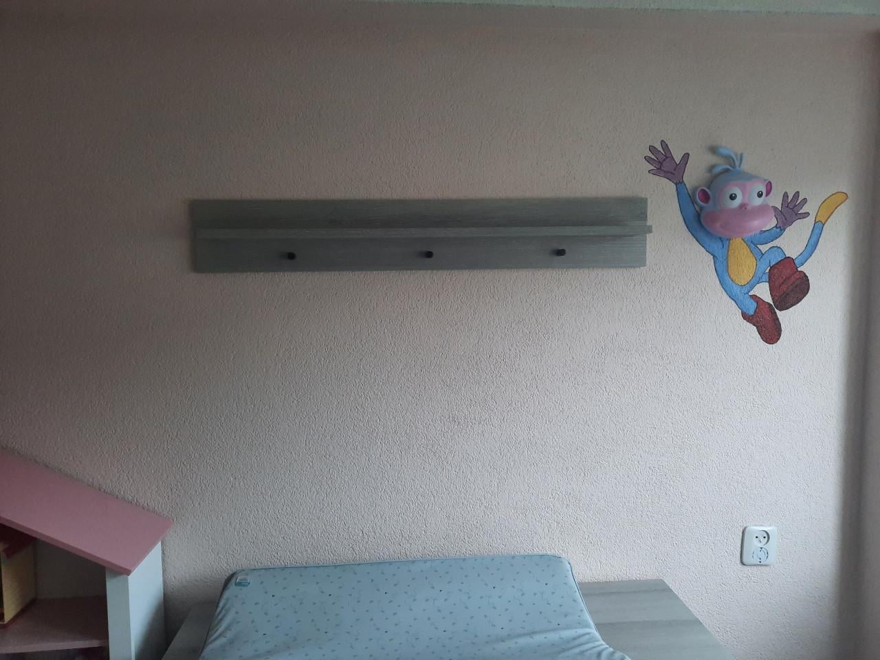 Babybed 60x120 inclusief matras, matrasbeschermer, verschoonmat en wandrek