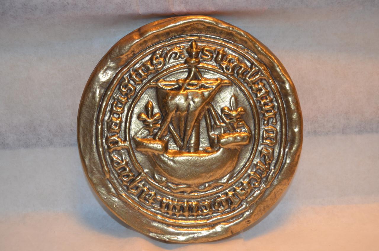 Enorme 'penning' met het wapen van de stad Parijs