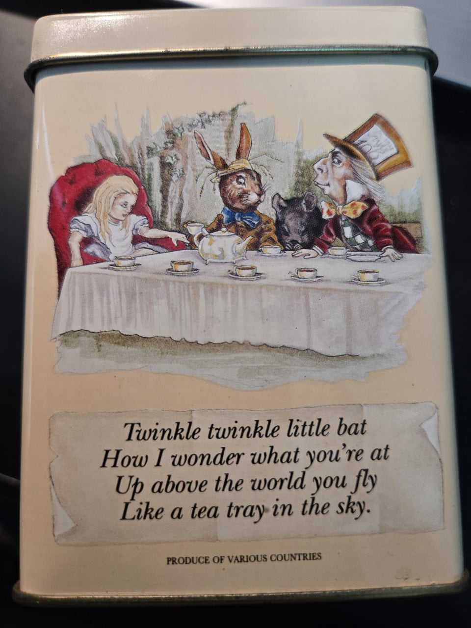 TheeBlik van Earl Grey met afbeeldingen van Alice in Wonderland.