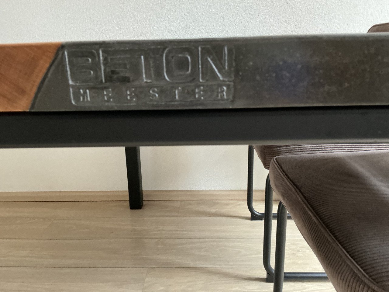 Handgemaakte Eettafel van Hout/Beton