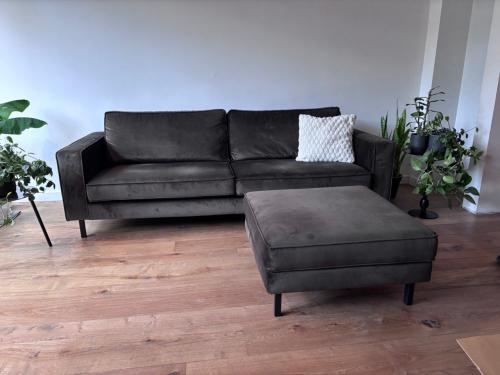 2.5 zits bank met hocker, velvet donkergroen