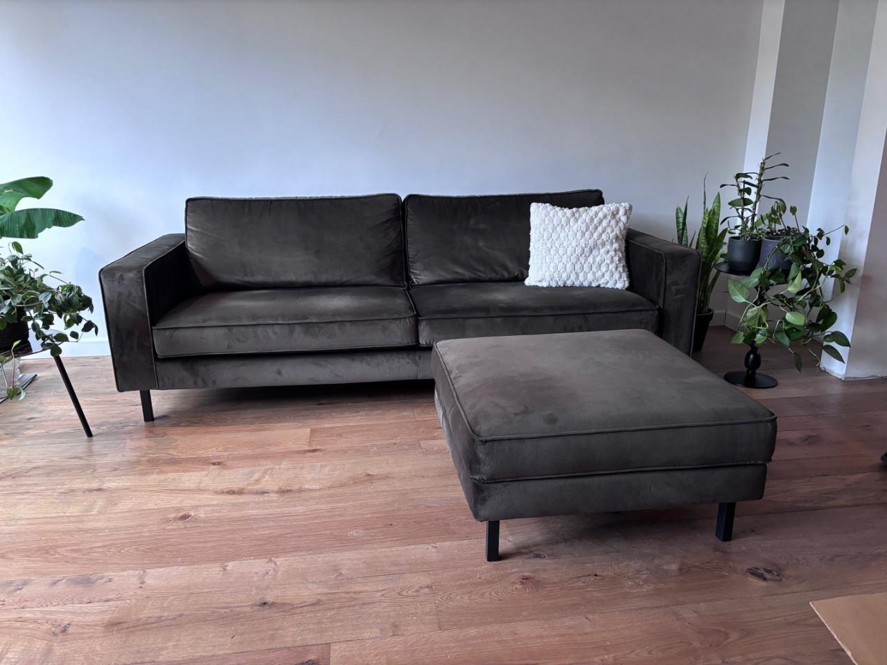 2.5 zits bank met hocker, velvet donkergroen