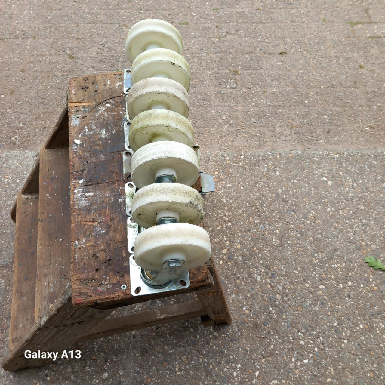 7 Zwenk bokwielen. 5 vast Ø 125 mm Nylon 3.00 euro per stuk of allen 30.00