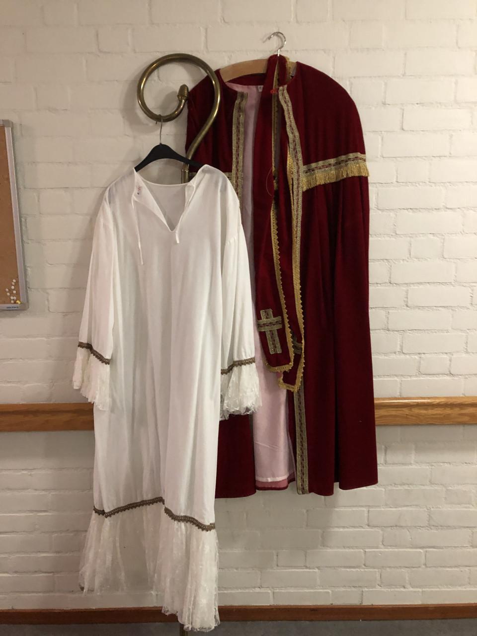 Sinterklaaspak en 2 pietenpakken