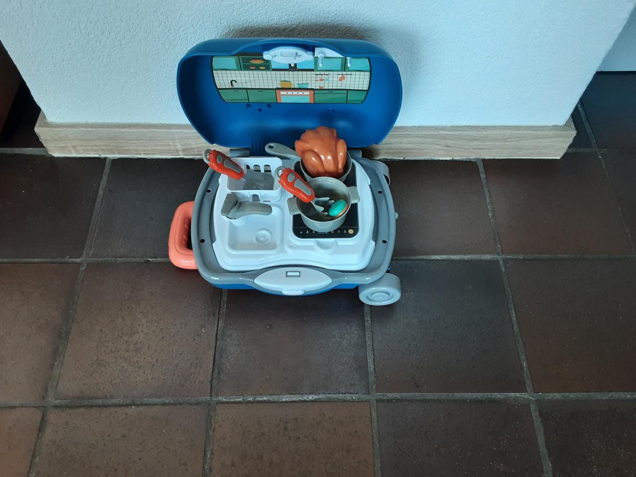 Rolkoffertje met speelgoed erin, keukentje en/of werkbank