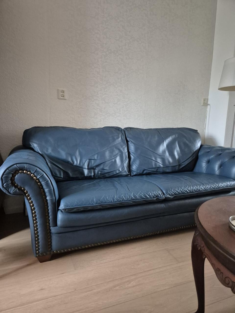 Lederen Chesterfield bank