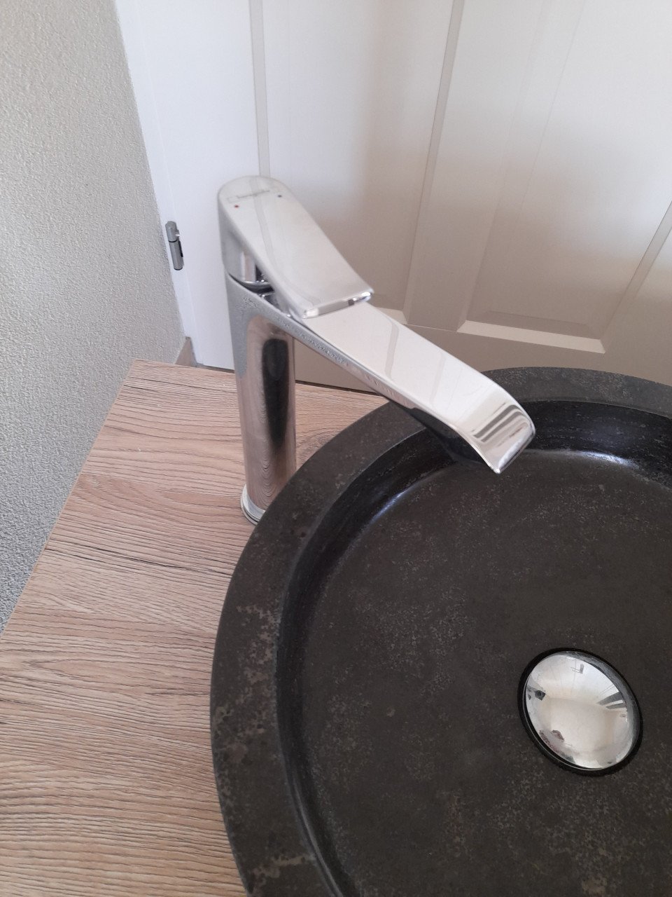 Badkamer meubel met waskom en kraan ( in goede nette  staat )