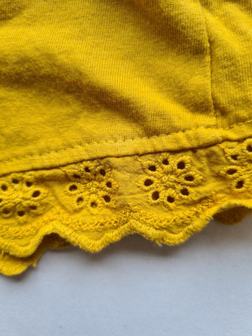 Oker geel kort broekje van Zeeman  Mt 122-128