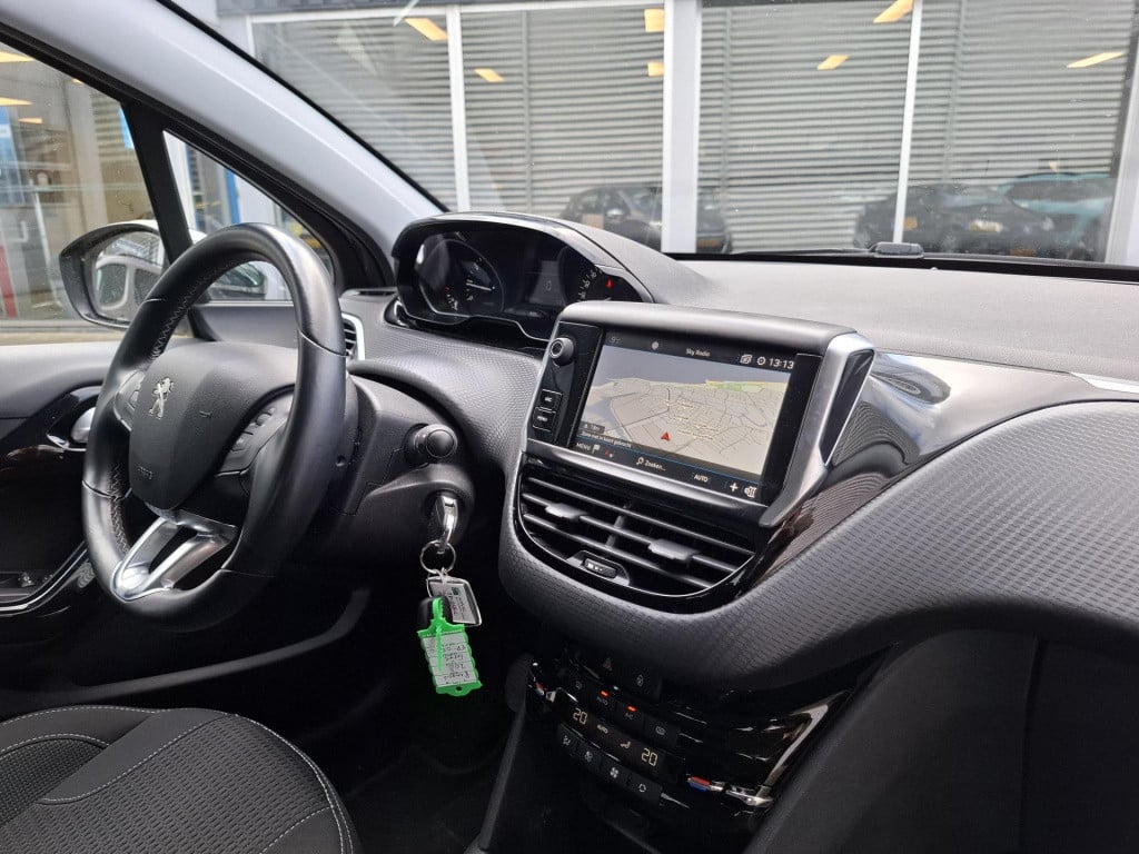 Peugeot 208 1.2 allure nav/clim/lmv/park