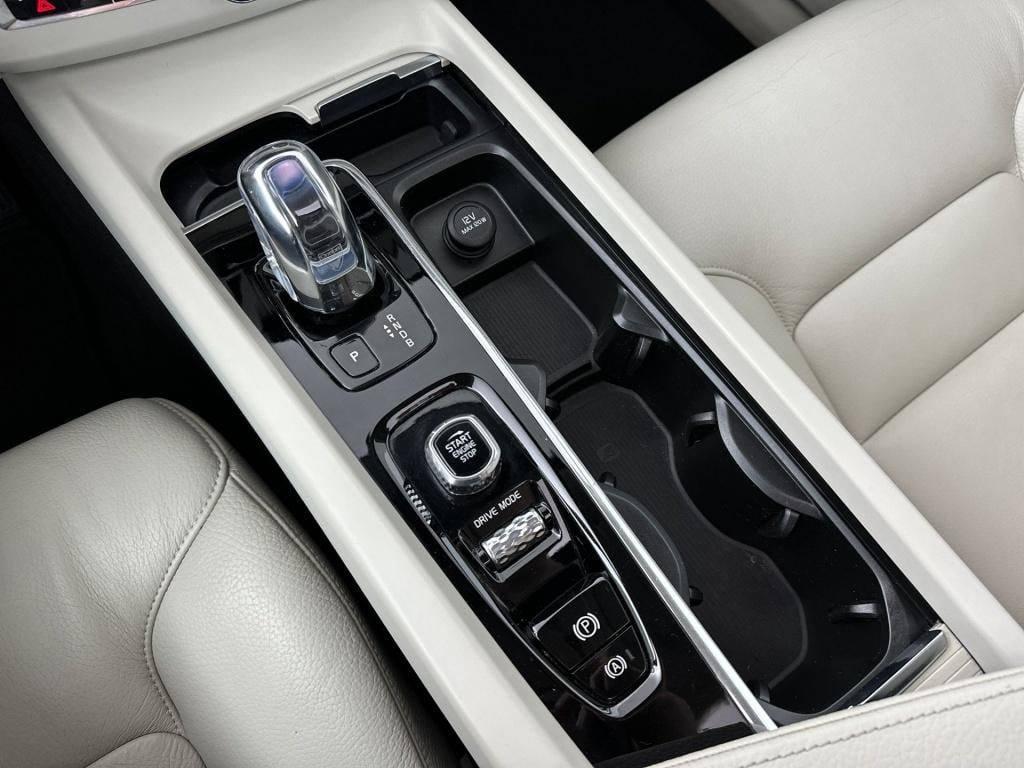 Volvo XC60 t8 390pk recharge momentum|