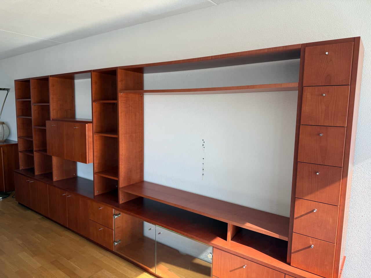 Gratis lange wandkast kersenhout kleur