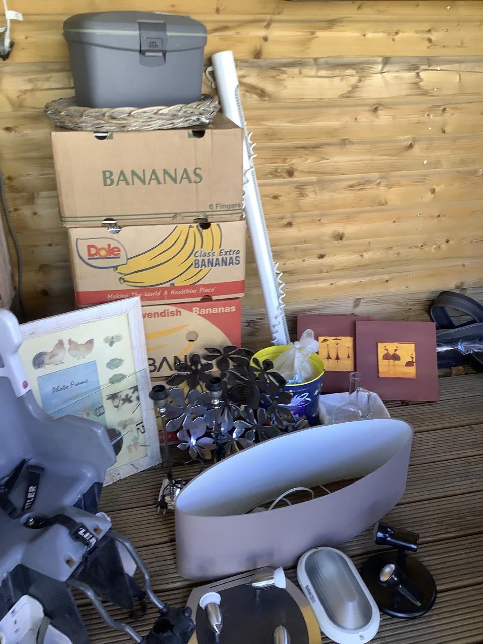 Partij nette Rommelmarkt spullen, 5 dozen vol en wat grotere spul.