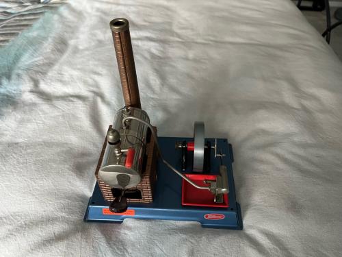 Retro Wilesco Stoommachine D5 is een van de eerste versies met stoomfluit