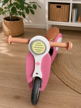 Leuke roze houten loopfiets